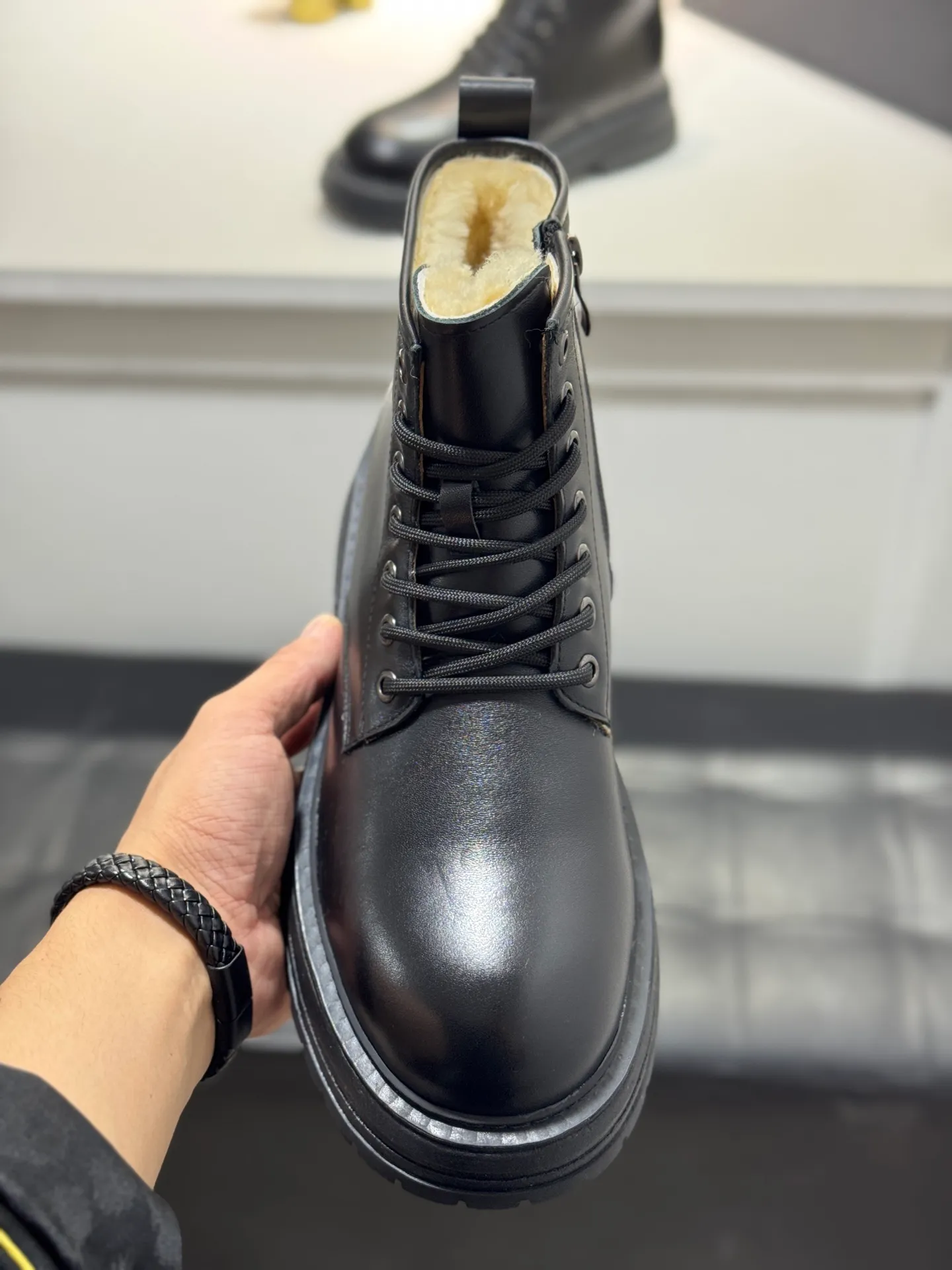 Men's men's shoes 💰660 [New style] 🦥🦥UGG - high-end quality 🔥Australian imported wool 🔥Full fur original single entry and exit counter without pressure, let you feel no replacement 💏The upper is made of first-layer cowhide 'all original Australian wool' Strict men's boots thick wool can be distinguished by the naked eye 💓Real wool keeps warm and does not smell like feet, warms the whole winter ✨Carefully crafted for those who know the goods🔥Size: 38-44 (45 customized
